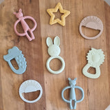 Pack 3 Mordedores Sensoriales: Estimulación Temprana y alivio en la salida de los dientes + Babero de Regalo